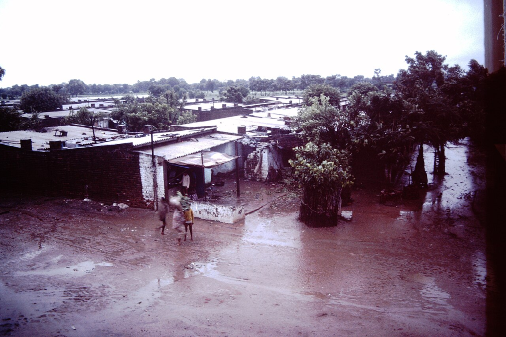 Pál Baross’s archival photograph of an Ahmedabad settlement during rain