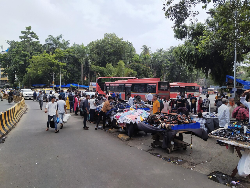 Mumbai Plans Wider Footpaths Across 30 Roads in Its Latest Pedestrian Upgrade 2 Street vendors occupying the edge of a busy Mumbai street in Fort, illustrating the overlap between pedestrian circulation, livelihood activity and public-space management
