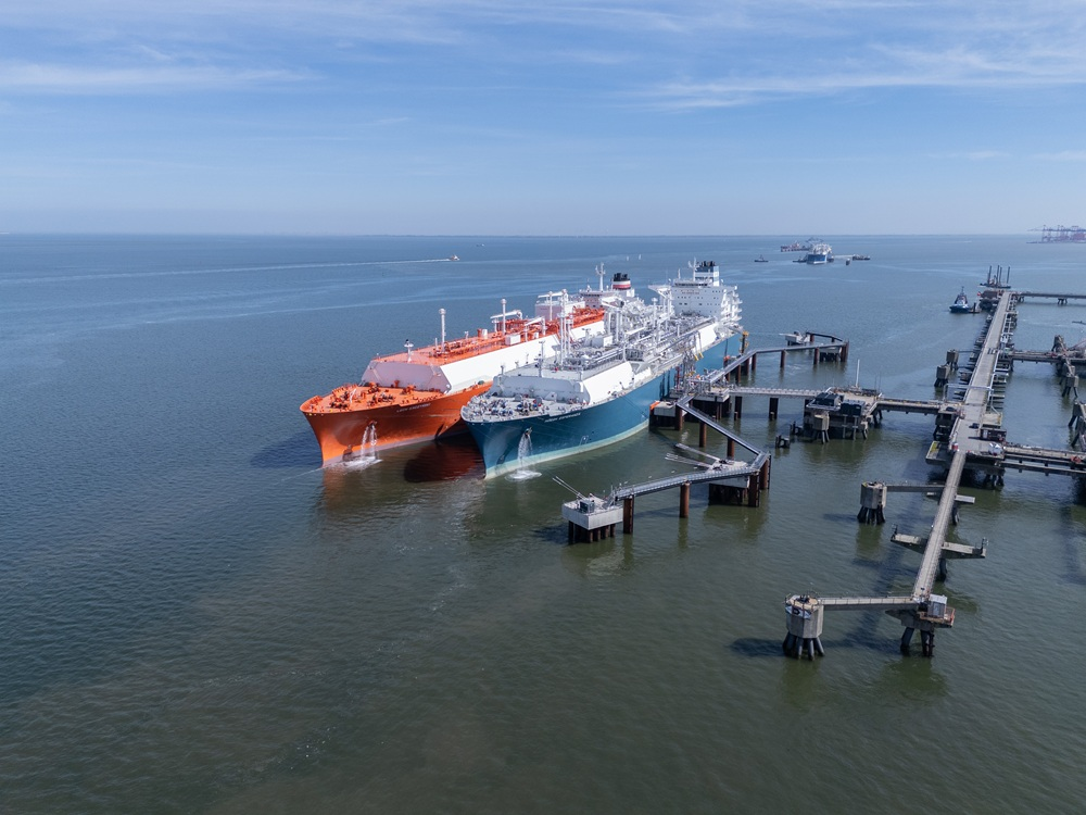 LNG terminal Wilhelmshaven 1, showing the floating storage and regasification vessel Höegh Esperanza and its associated marine infrastructure